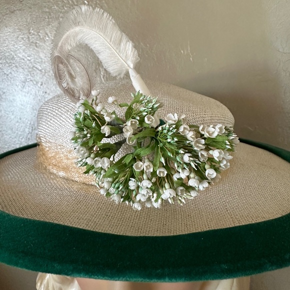 ELEGANT 1950s\' CREAM COLOR STRAW WIDE BRIM - GREEN VELVET + FLOWERS & FEATHER main image 9